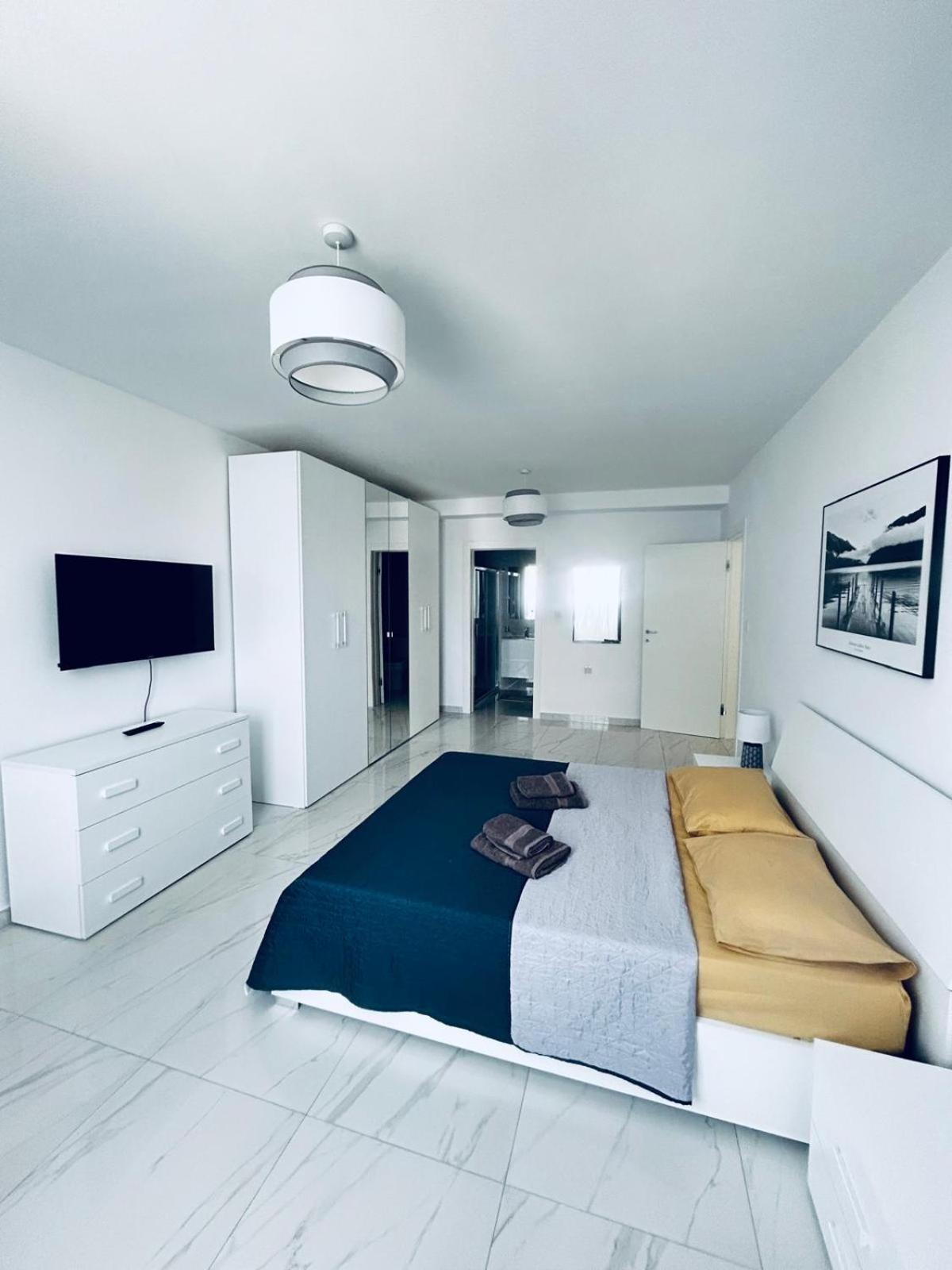 Bright And Spacious 3-bedroom - Tigne Point Apartment Sliema