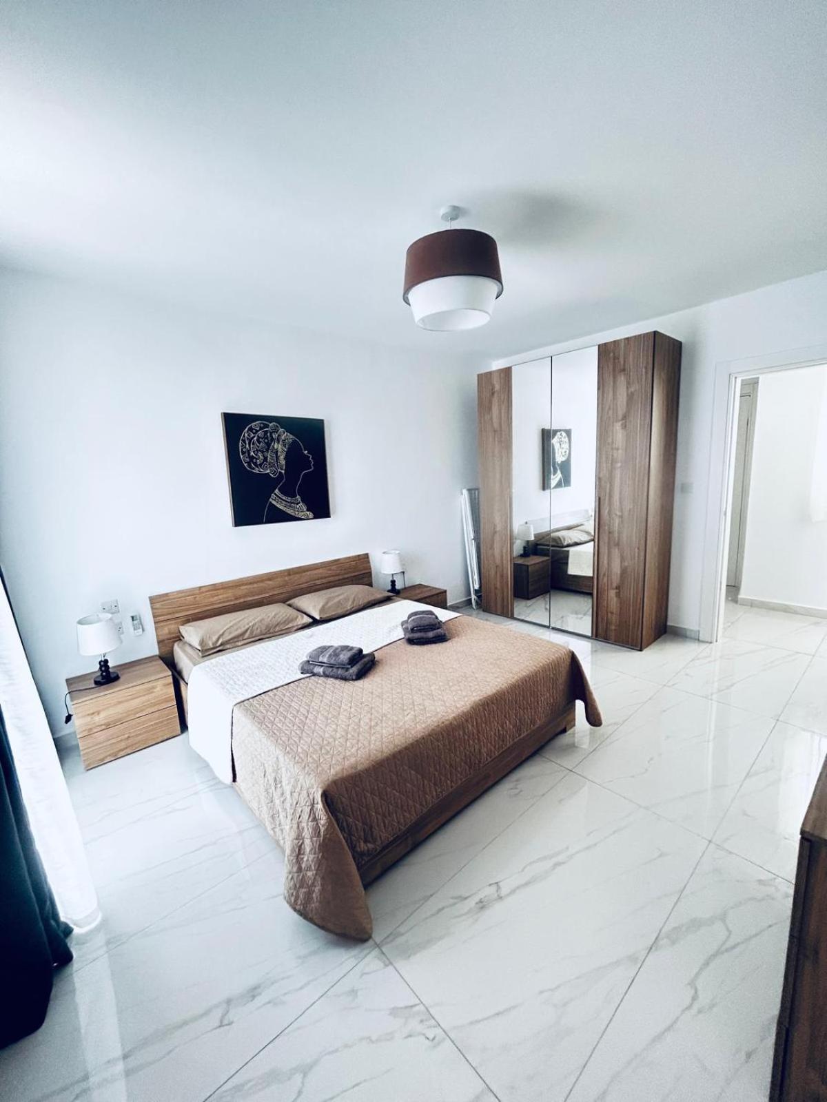 Bright And Spacious 3-bedroom - Tigne Point Apartment Sliema